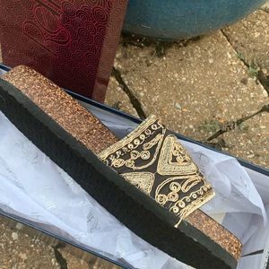 Refresh Shoes - 🕶 Black Embroidered Slide Refresh Shoes - 🕶 Black Embroidered Slide